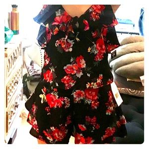 NWT. Two piece floral dressy shorts blouse set